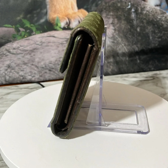 Louis Vuitton Green Canvas Trifold Wallet in GUC - Picture 2 of 15